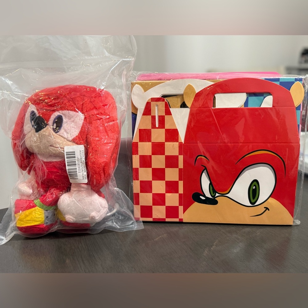 10 Sonic party favor boxes and one Knuckles Plush NEW